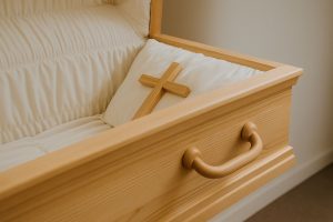 Träsniderier och konstverk i ett kapell, belysning med religiösa motiv.