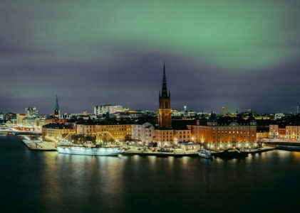Så bygger du ett möte som håller: välj rätt konferensrum i Stockholm – material, ljus, ljud och trygg hybridteknik
